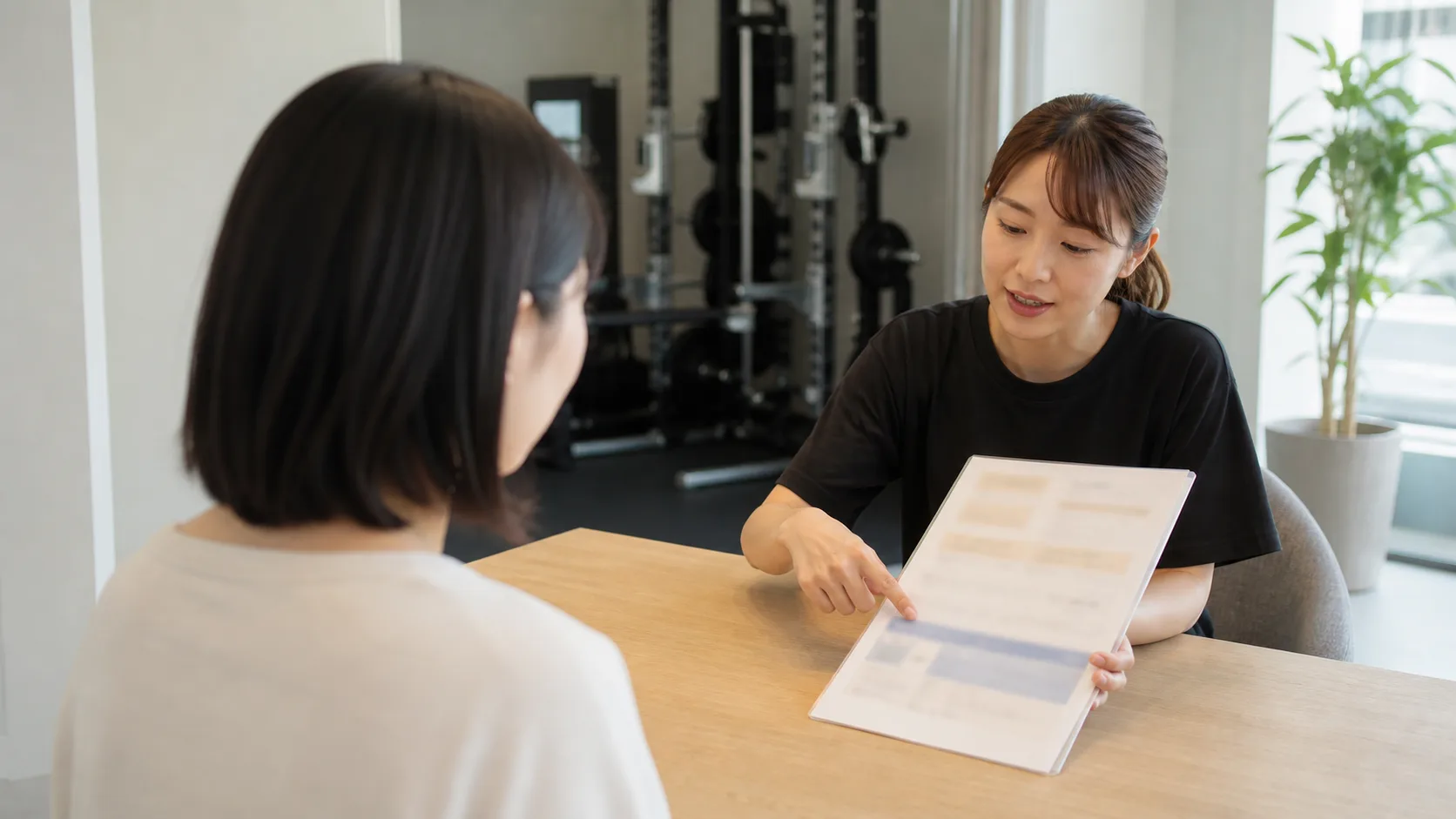 カウンセリングの席で、料金表の説明を受けているところ