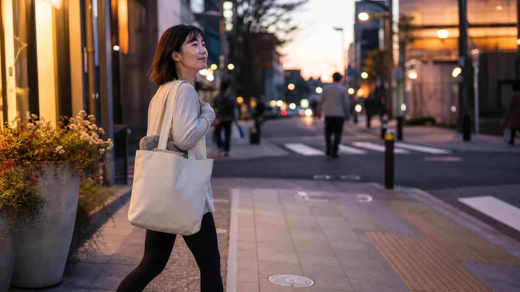 夕方の街を、レッスンバッグを持って歩いているところ