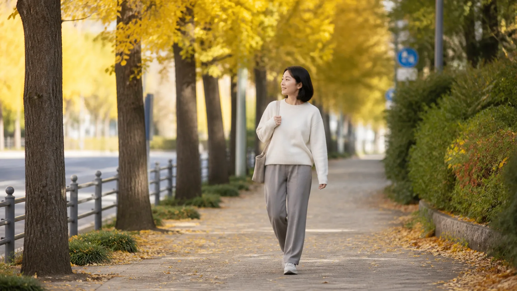 秋の並木道を、身軽な服装で歩いているところ