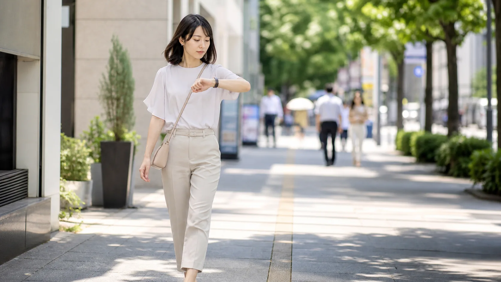昼休みに時計を気にしながら、身軽に歩いているところ