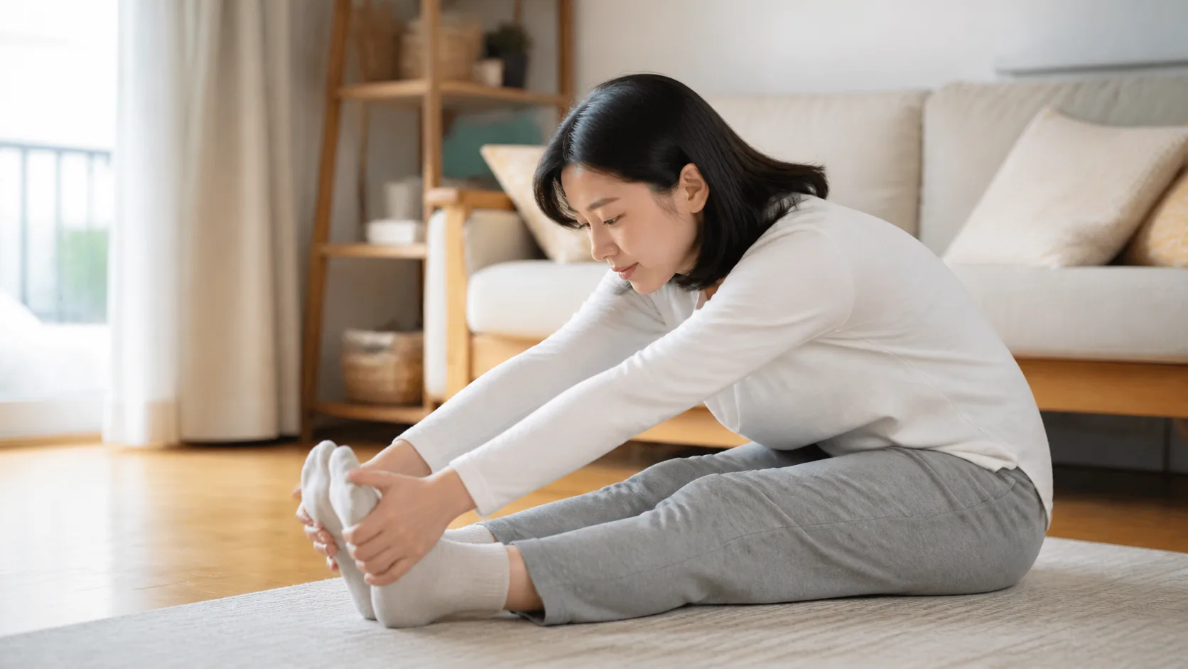 部屋で靴下のまま、軽くストレッチをしているところ