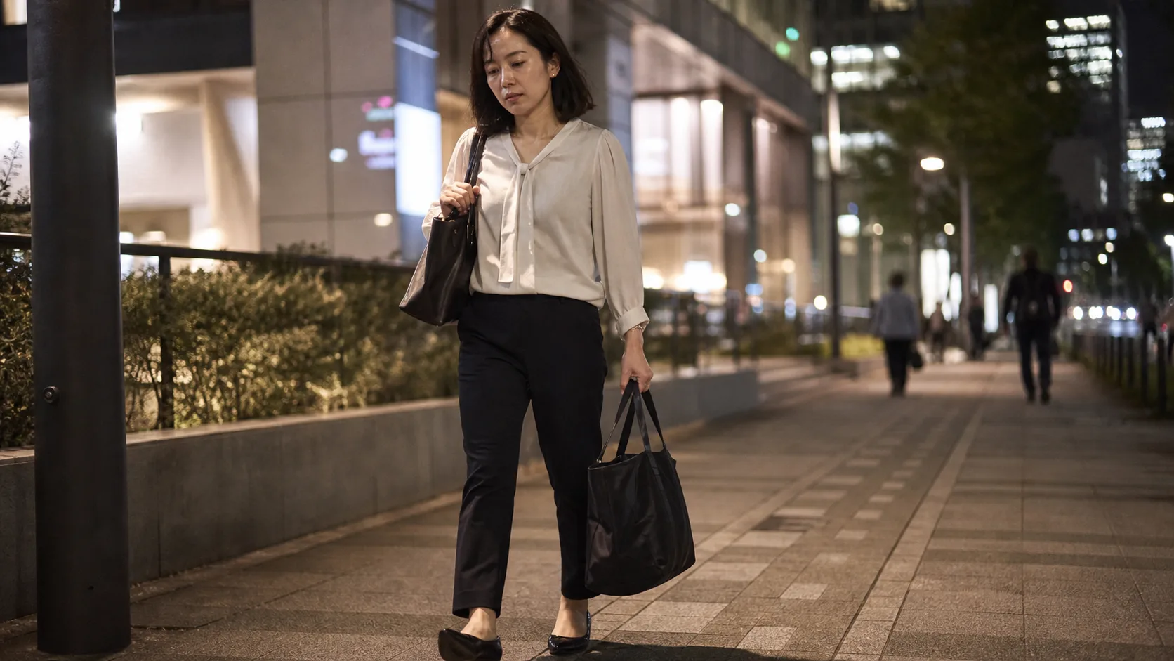 仕事帰りの夜、ジムのバッグを持って歩いているところ